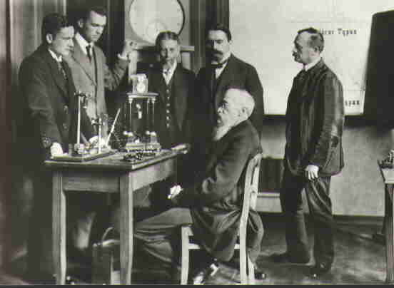 Wundt sittting in his laboratory